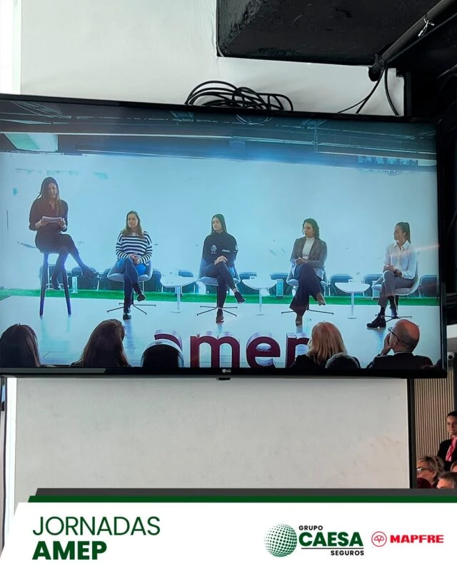 Ponentes sentadas en el escenario de la jornada AMEP 'La mujer en el deporte'