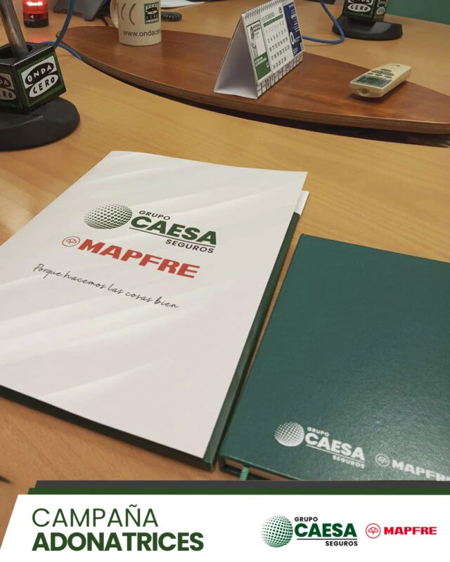 Carpetas de Grupo Caesa Mapfre con material informativo de la campaña Adonatrices