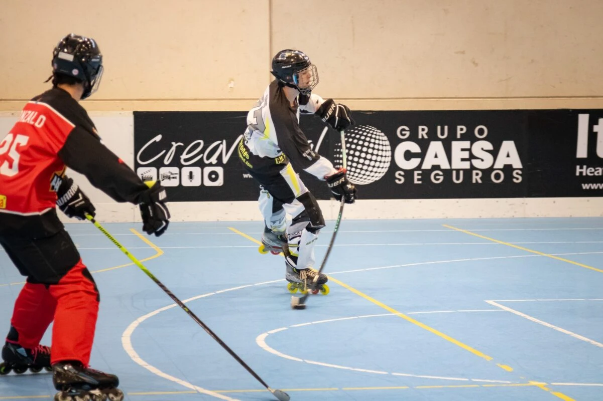 Jugadores del Club Hockey Cartagena Los Tiburones en plena acción durante el partido