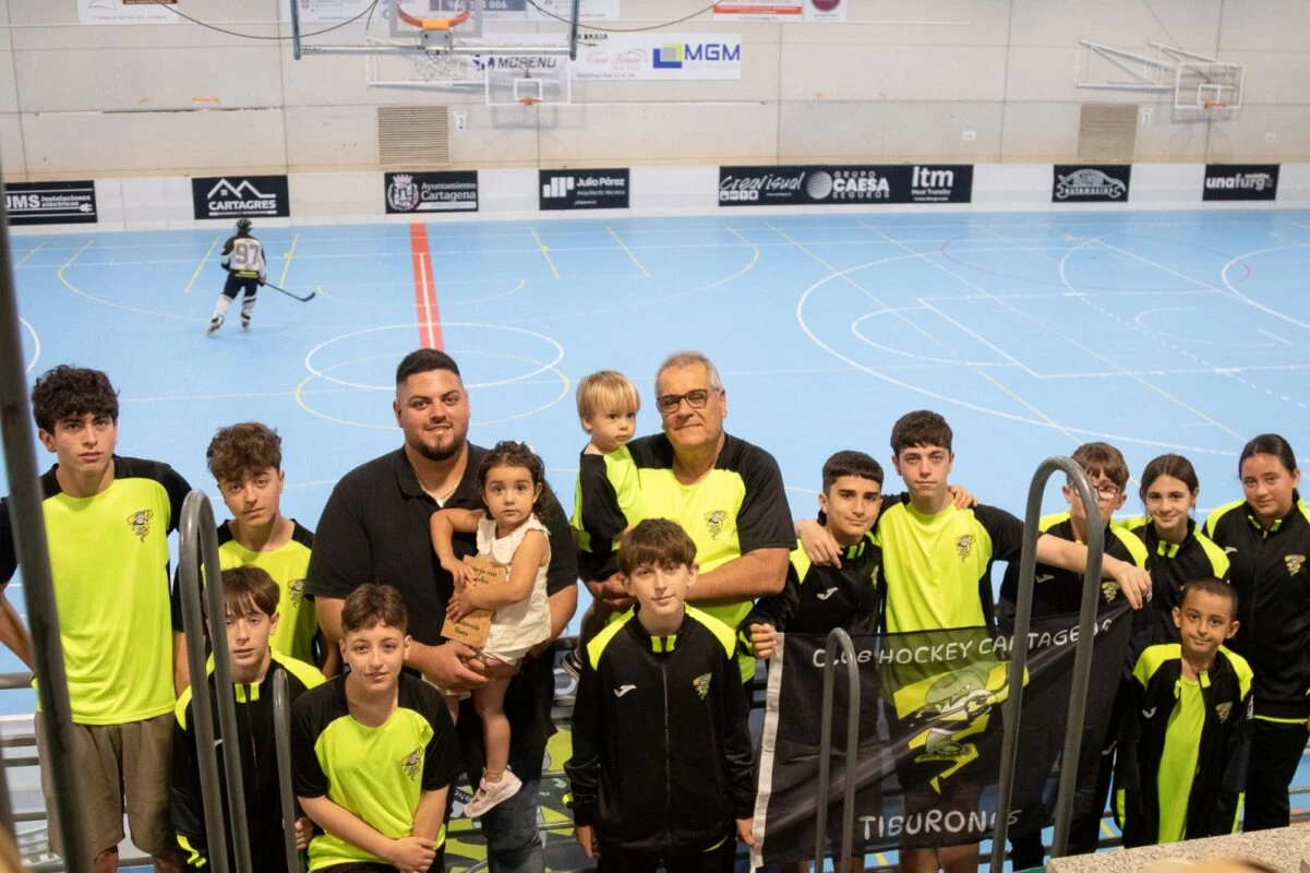 Representantes de Grupo CAESA Seguros con jóvenes jugadores del Club Hockey Cartagena Los Tiburones