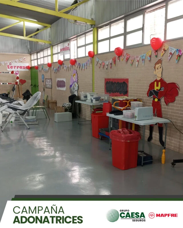 Sala de donación montada para la campaña Adonatrices con camillas y voluntarios