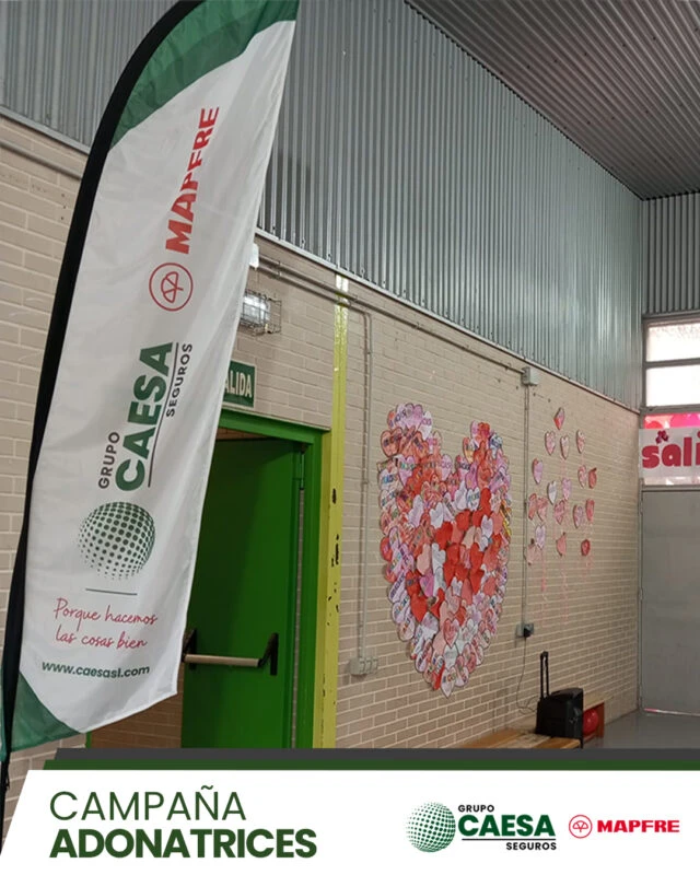 Banderola de Grupo Caesa Mapfre junto a un corazón formado por mensajes solidarios