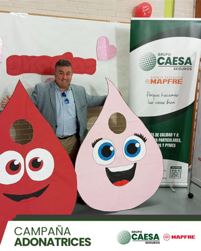 Asesor de Grupo Caesa Mapfre junto a las mascotas de la campaña Adonatrices