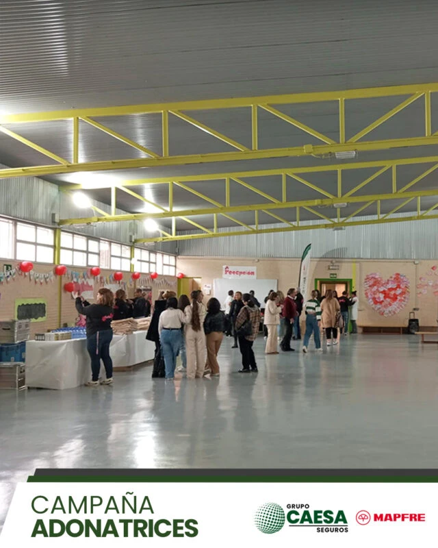 Vista general del polideportivo con donantes acudiendo a la jornada Adonatrices