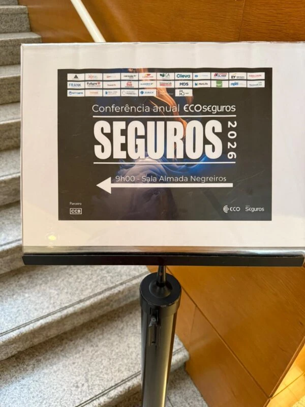 Cartaz direcional da Conferência Anual ECOseguros 2026 — Sala Almada Negreiros