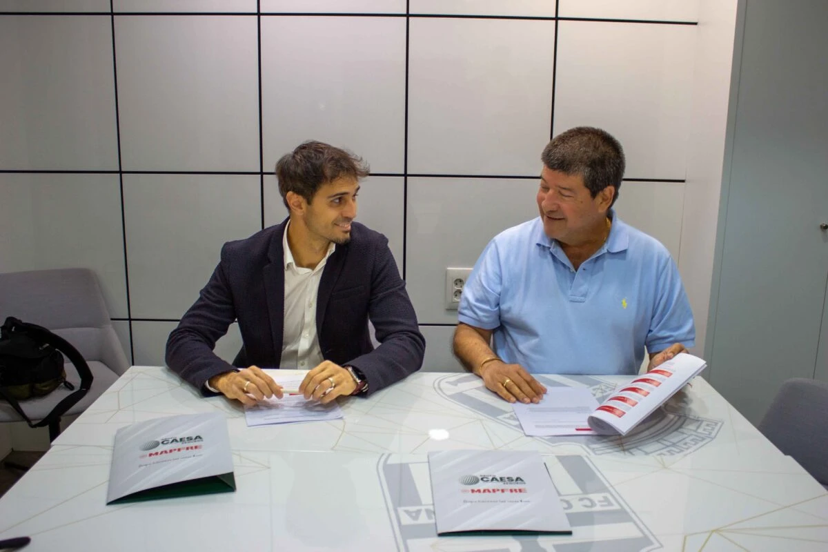 Representantes de Grupo Caesa MAPFRE y el FC Cartagena conversando durante la firma del acuerdo