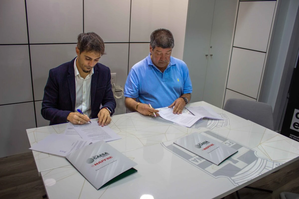 Firma del acuerdo de colaboración entre Grupo Caesa MAPFRE y el FC Cartagena con carpetas oficiales