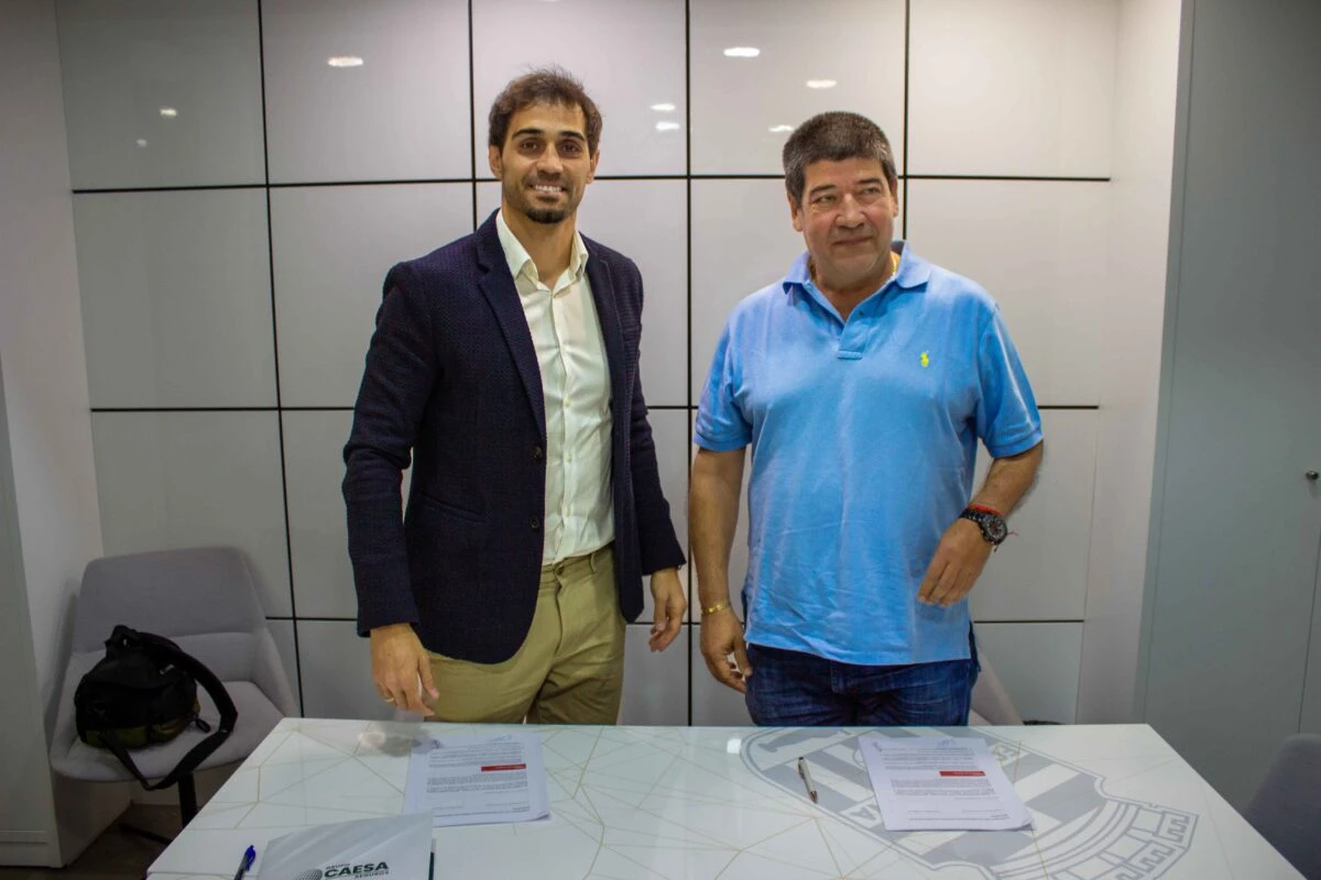 Representantes de Grupo Caesa MAPFRE y el FC Cartagena junto a la mesa de la firma