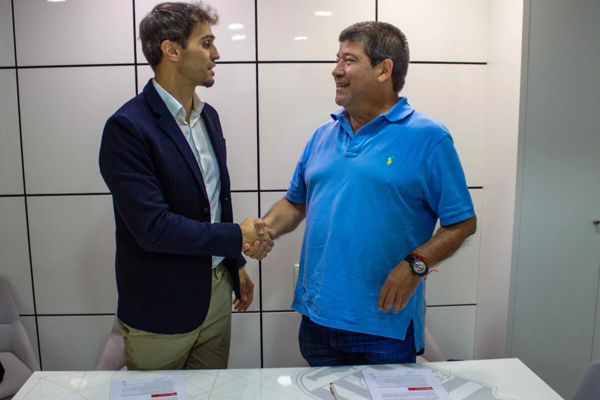 Apretón de manos entre los representantes de Grupo Caesa MAPFRE y el FC Cartagena tras la firma