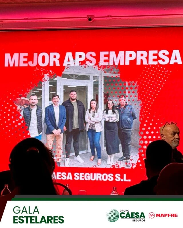 Equipo de Grupo Caesa Mapfre posando con el reconocimiento 'Mejor APS Empresa' en la Gala Estelares 2025