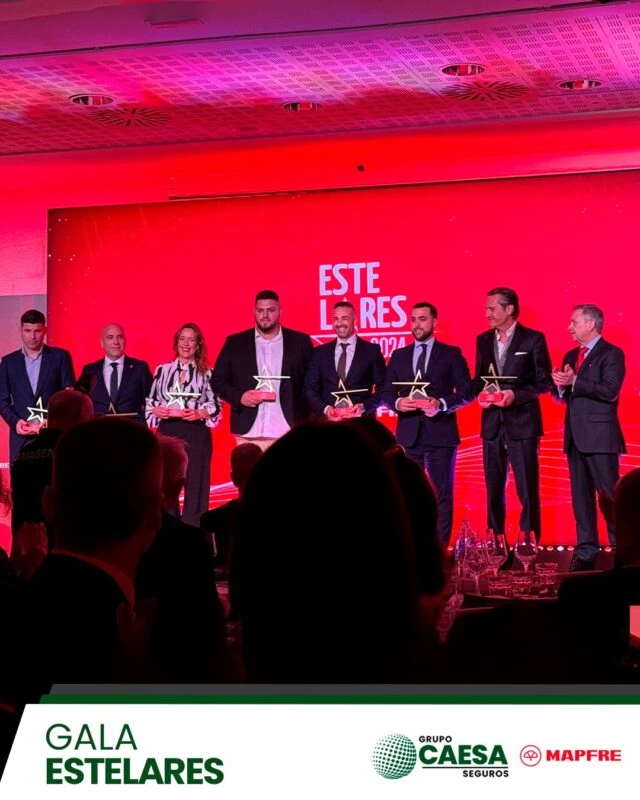 Vista panorámica de los premiados sobre el escenario de la Gala Estelares 2025