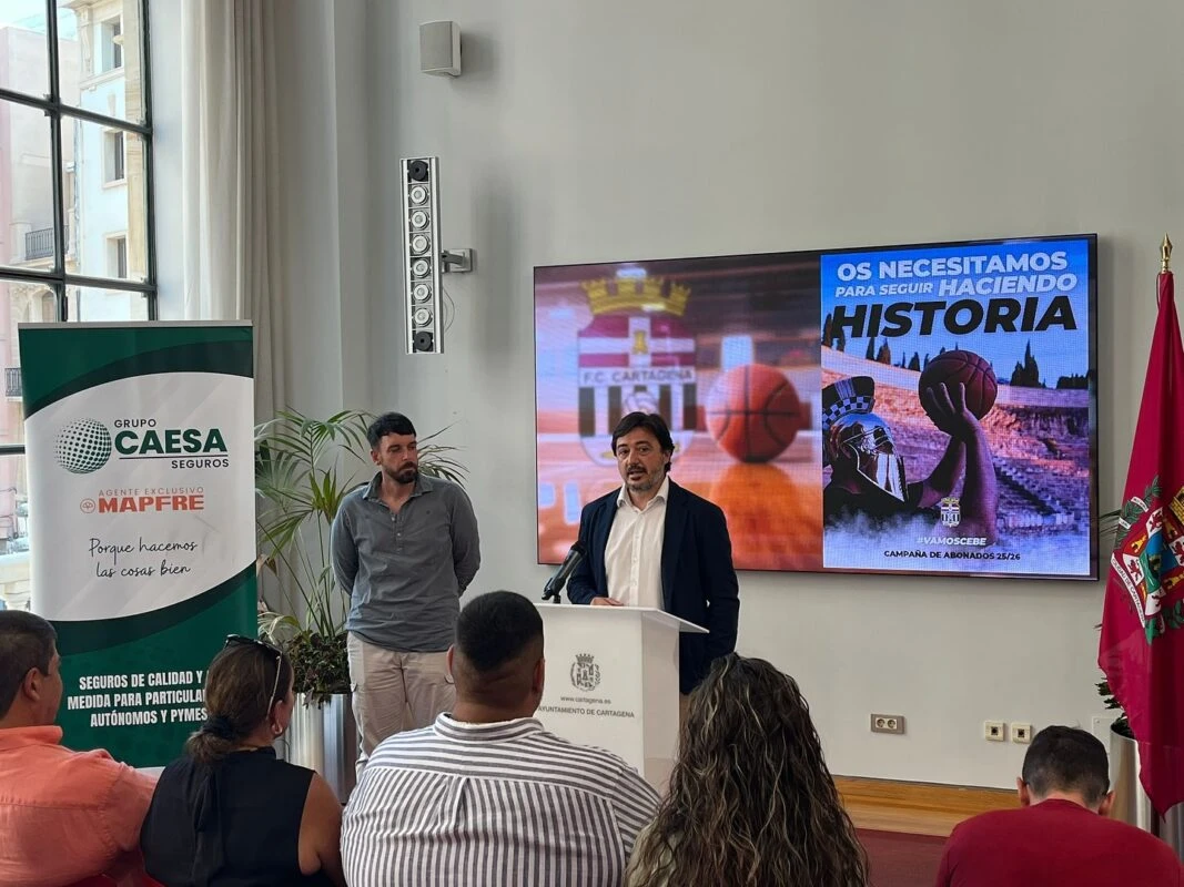 Carlos Eduardo Sánchez interviniendo en el atril durante la presentación del patrocinio