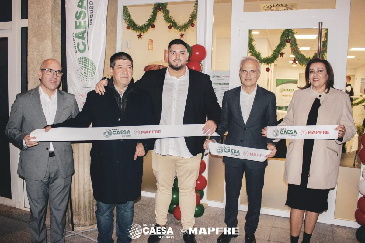 Representantes sosteniendo la cinta de Grupo Caesa Mapfre antes del corte oficial