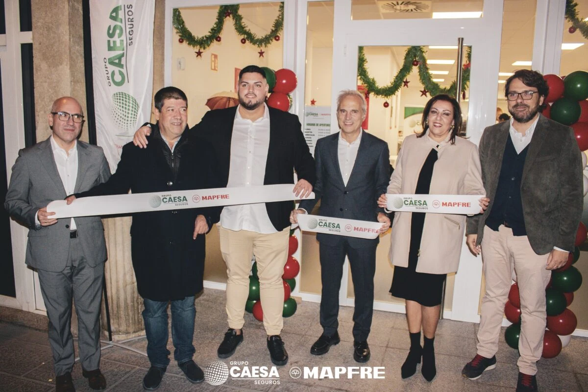 Grupo de invitados con la cinta de inauguración de la nueva oficina de Caesa Mapfre