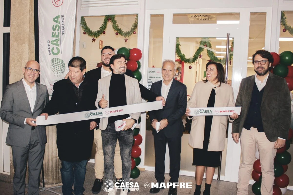 Anfitriones e invitados con la cinta de la nueva oficina de Calle Campos, 5