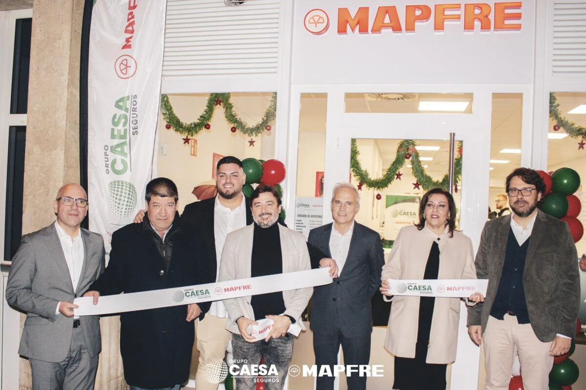 Equipo institucional cortando la cinta de inauguración de la nueva oficina de Grupo Caesa Mapfre
