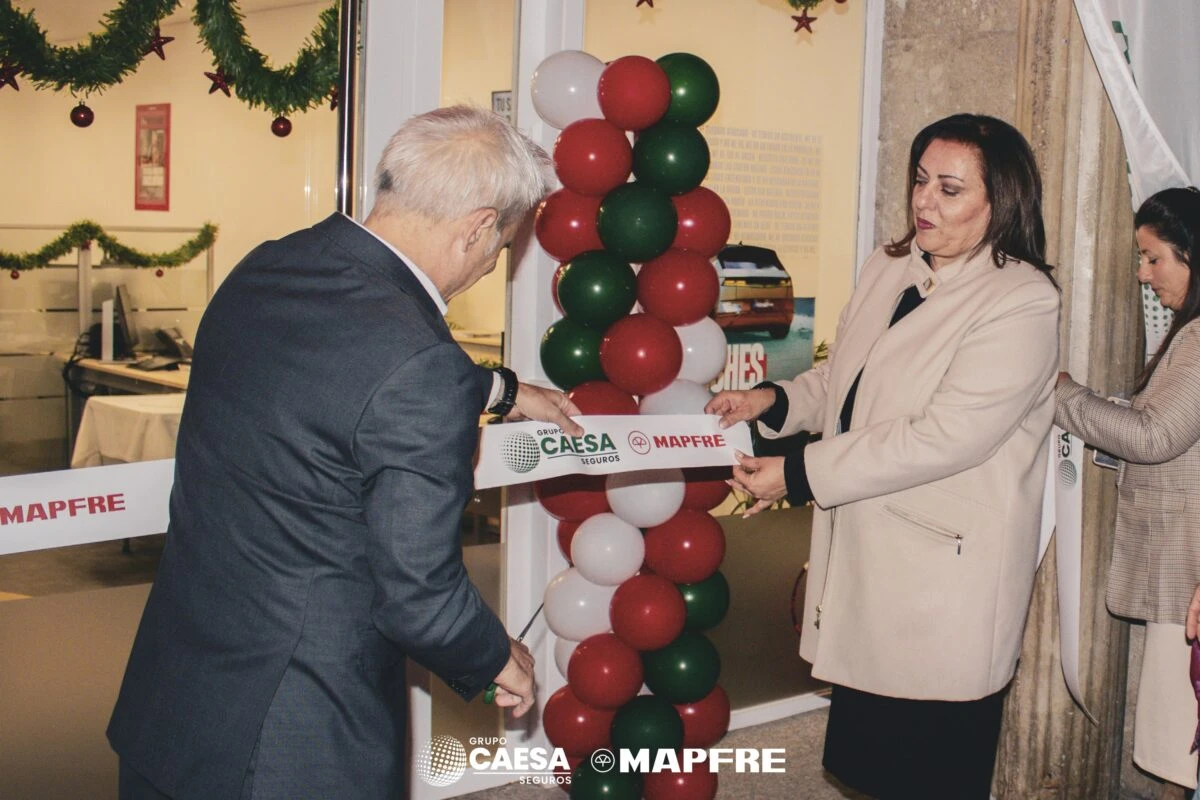 Detalle del corte de cinta junto a los globos navideños de la inauguración