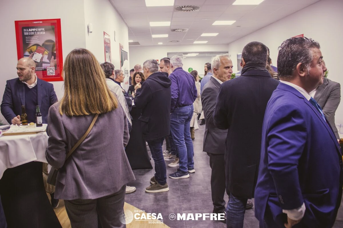 Vista del cóctel y los invitados en el pasillo de la nueva oficina de Grupo Caesa Mapfre
