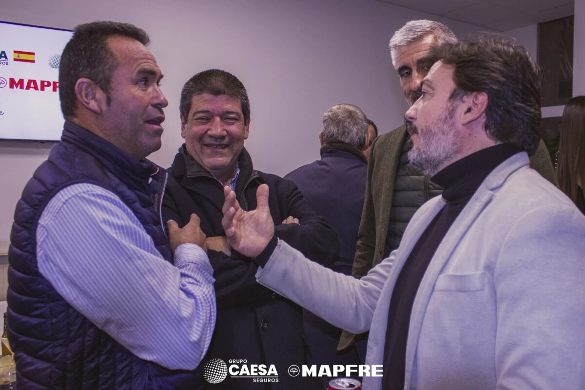 Grupo de invitados conversando durante la inauguración de la nueva oficina
