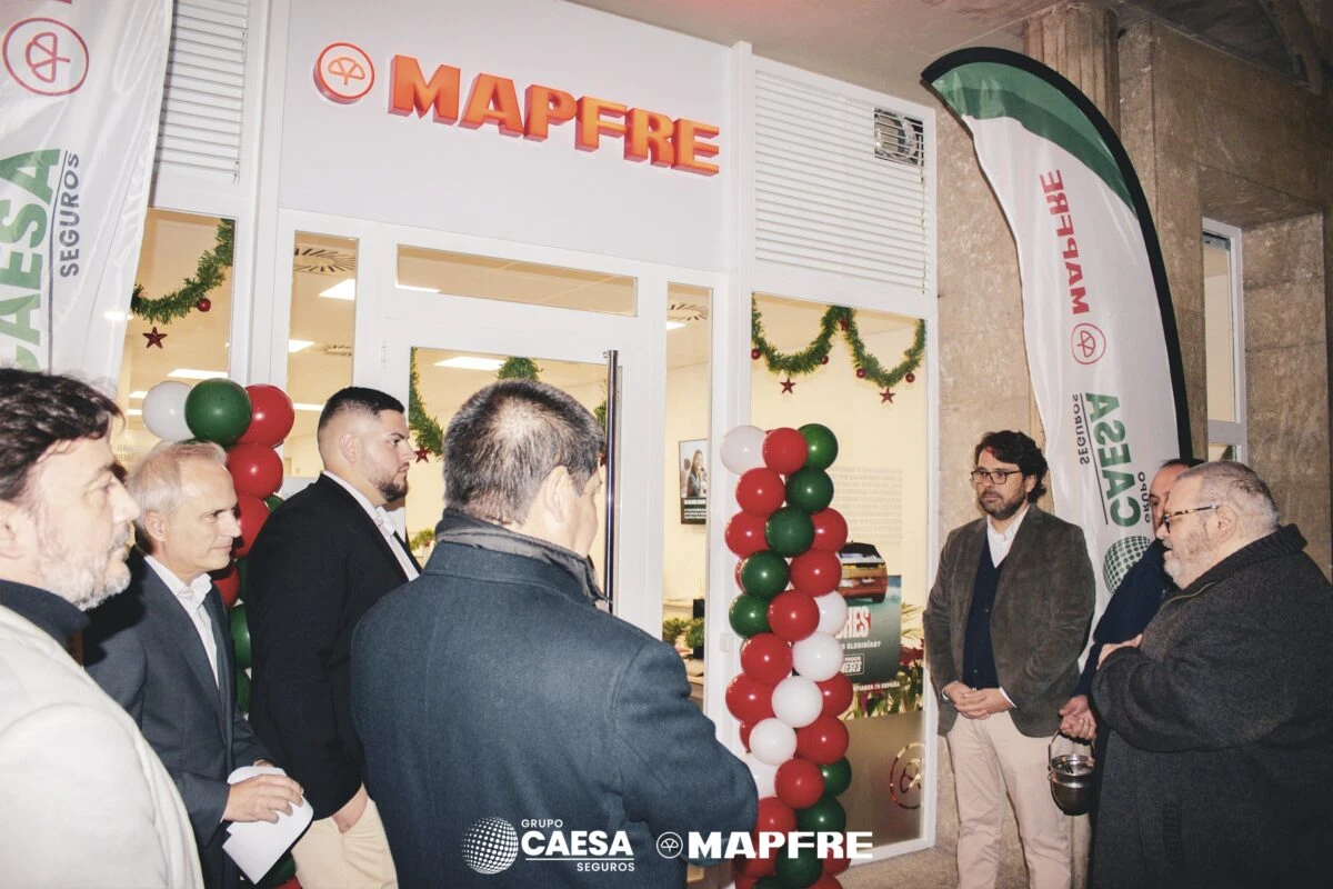 Decoración navideña y globos verdes y rojos en la entrada de la nueva oficina