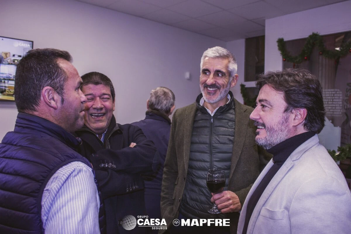 Asistentes compartiendo un momento distendido durante la inauguración