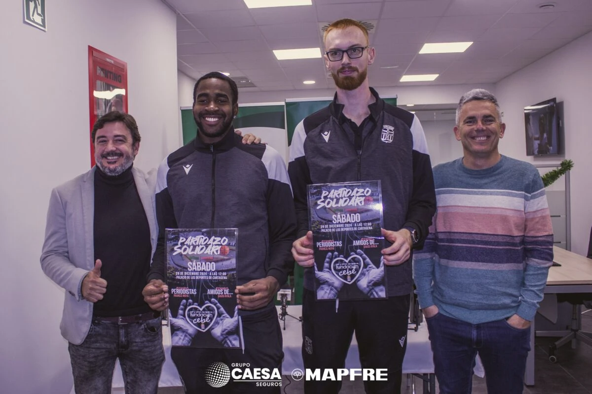 Jugadores del FC Cartagena CB junto al gerente de Grupo Caesa durante la inauguración