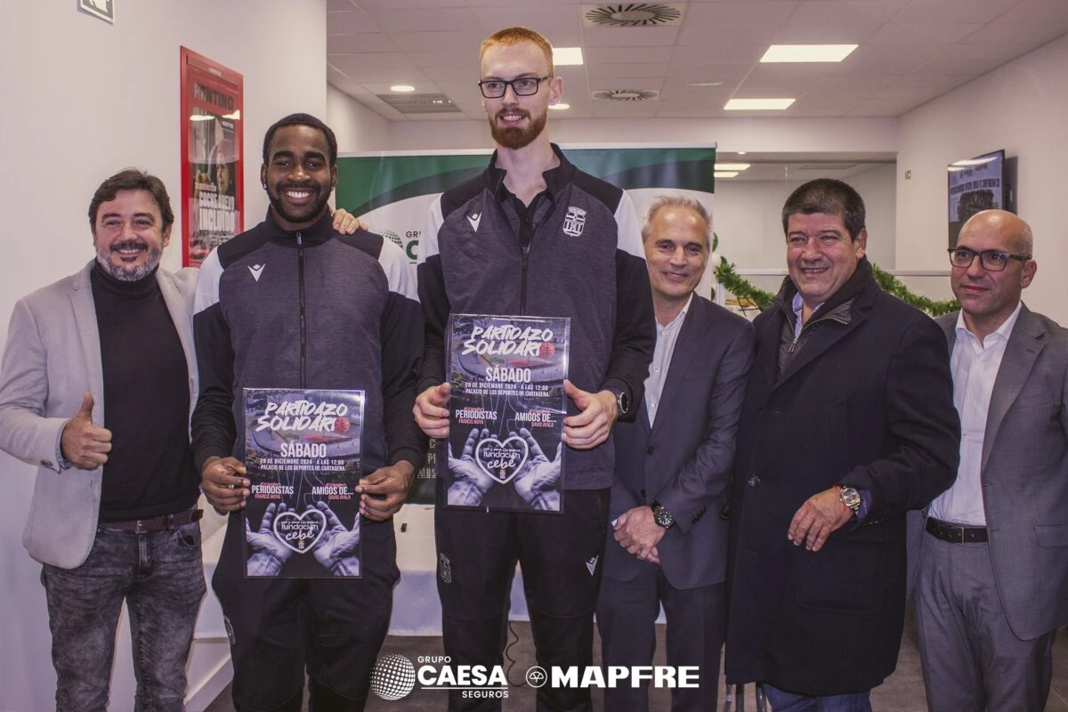 Jugadores del FC Cartagena CB en el acto de inauguración de la nueva oficina