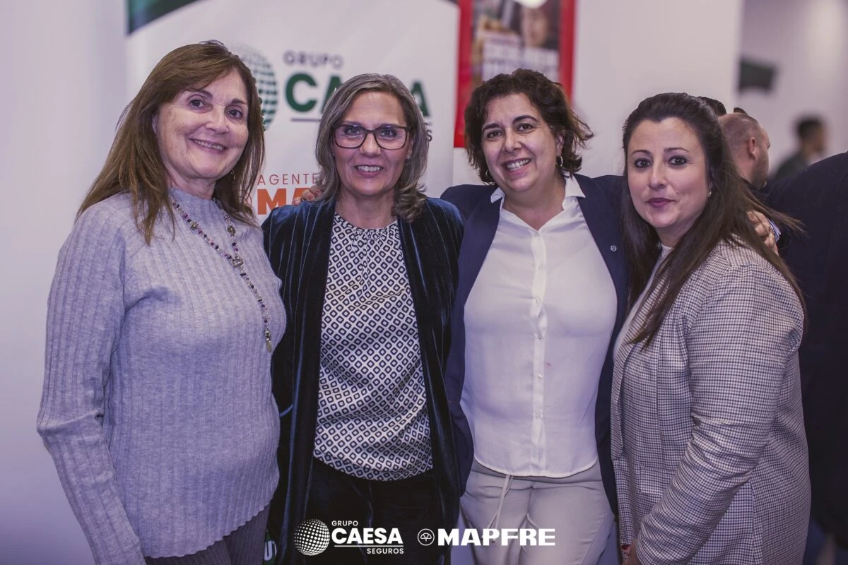 Asistentes femeninas posando durante la inauguración de la nueva oficina