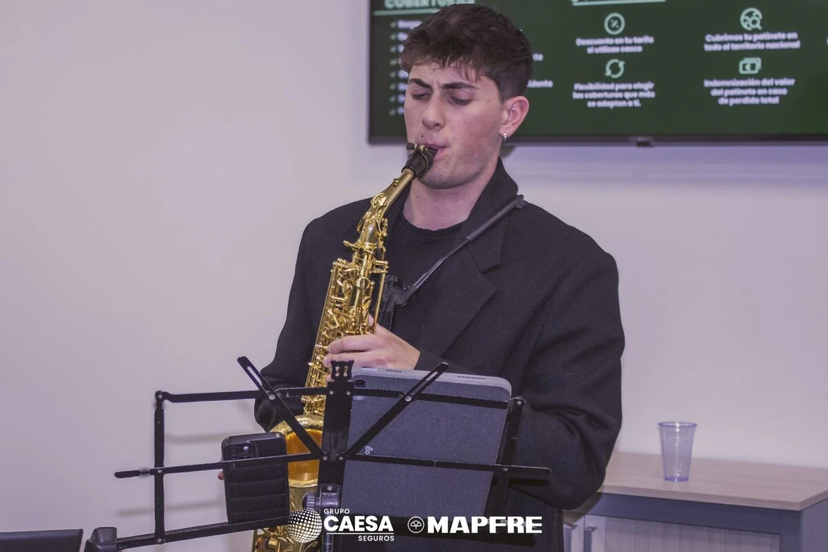 Saxofonista durante el cóctel de inauguración de la nueva oficina