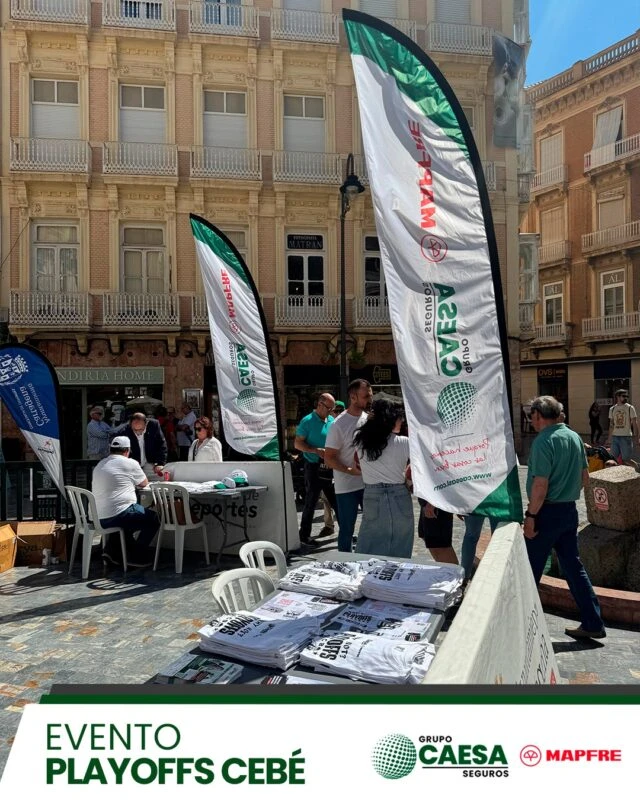 Banderolas de Grupo Caesa Seguros instaladas en la Plaza del Icue durante la jornada de apoyo al Odilo FC Cartagena CB