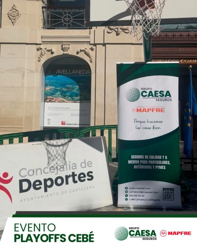 Canasta de baloncesto junto al stand de Grupo Caesa Seguros y la Concejalía de Deportes