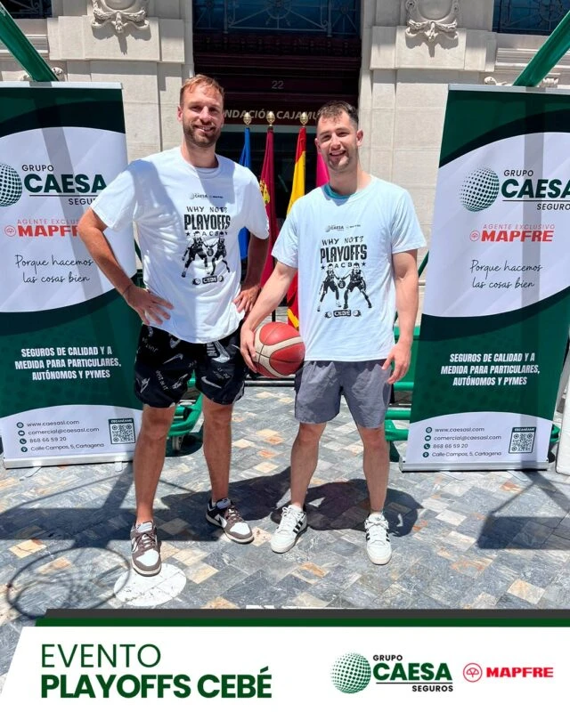 Dos miembros del equipo Caesa con camiseta 'Why Not Playoffs' sosteniendo un balón en la Plaza del Icue