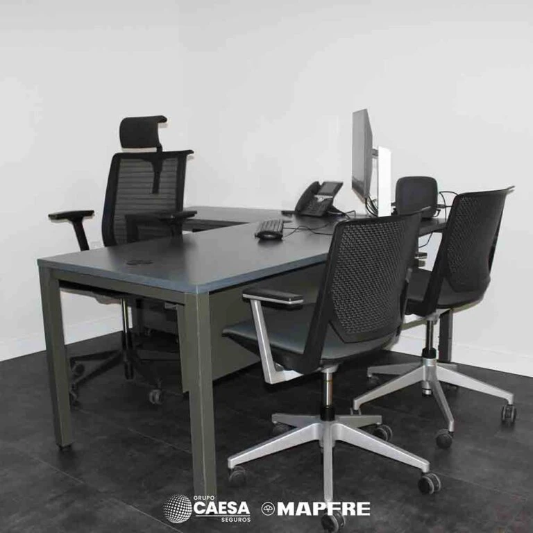 Mesa de reunión de la nueva oficina de Grupo Caesa Seguros