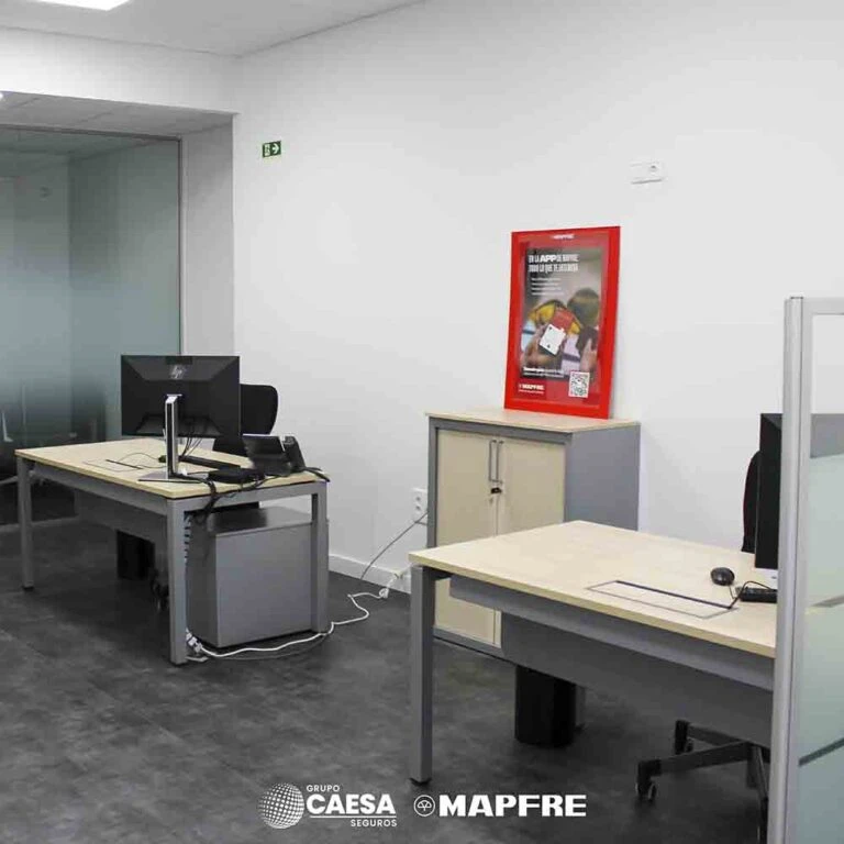 Puesto de atención personalizado con cartel de MAPFRE en la nueva oficina