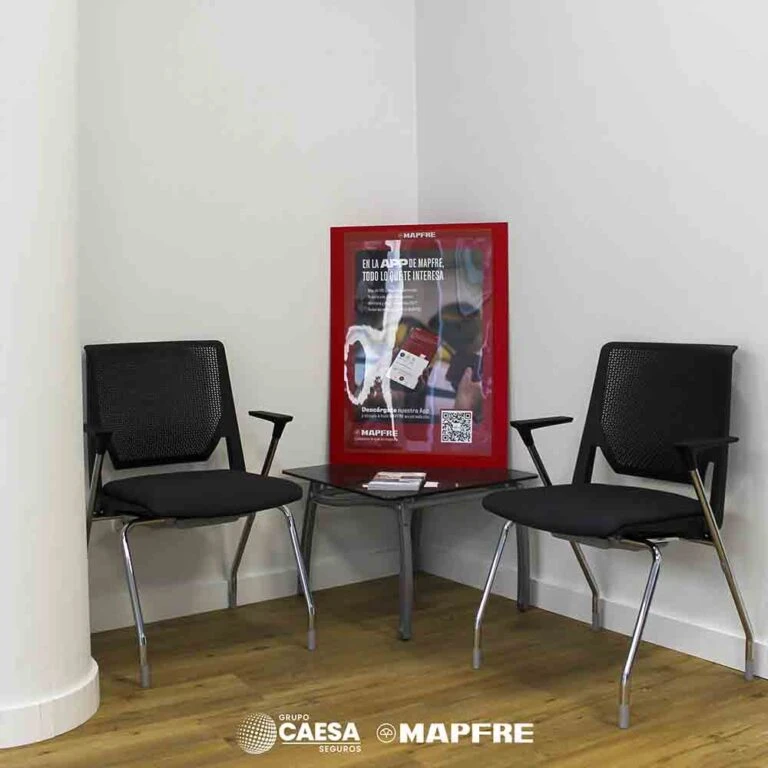Sala de espera de la nueva oficina con cartel promocional de MAPFRE